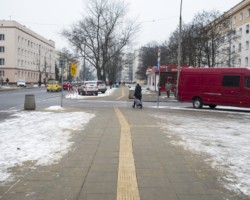 Płyty chodnikowe dla niewidomych prowadzące na przystanek autobusowy.