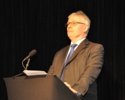 Ambasador Wielkiej Brytanii wygłasza przemówienie.