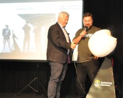 Jarosław Gugała w trakcie pokazu działania poduszki powietrznej.