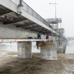 Budowa kładki pieszo-rowerowej na moście Łazienkowskim.