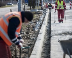 Robotnicy układają nowe krawężniki na ulicy Rembielińskiej.