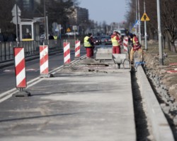 Robotnicy układają nowe krawężniki na ulicy Rembielińskiej.