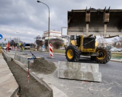 Koparka w trakcie przenoszeni elementów konstrukcji azylu.