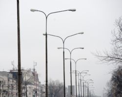 Rząd latarni na ulicy Grochowskiej przeznaczonych do wymiany.