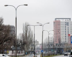 Rząd latarni na ulicy Grochowskiej przeznaczonych do wymiany.