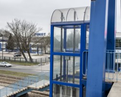 Górna część przeszklonego szybu windy na Jagiellońskiej.