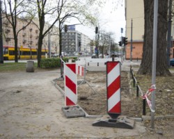 Chodnik na pl. Narutowicza w trakcie wymiany.