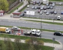 Widok z lotu ptaka na robotników montujących progi zwalniające progi na ulicy Umińskiego.