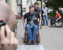 Pracownik ZDM jeździ na wózku inwalidzkim.
