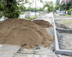 Droga dla rowerów na ulicy Ostrobramskiej przed asfaltowaniem.