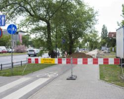 Droga dla rowerów na ulicy Ostrobramskiej przed asfaltowaniem.