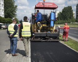 Frezarka utwardza asfalt na ścieżce rowerowej.