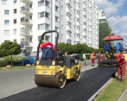 Frezarka utwardza asfalt na ścieżce rowerowej.