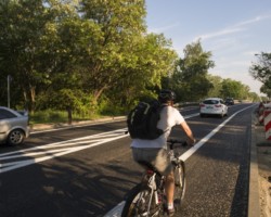 Rowerzysta jadące pasem dla rowerów na ulicy Marywilskiej.