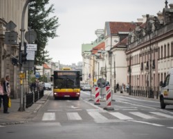 Ulica Miodowa w ciągu dnia.