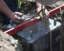 Robotnik montuje fundament pod latarnię.