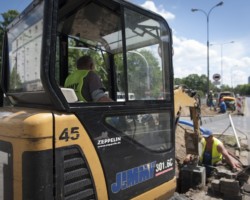 Koparka w trakcie prac na ul. Mickiewicza.