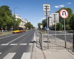 Przejście dla pieszych na ulicy Wawelskiej, obok Skłodowskiej - Curie.