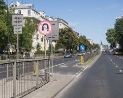 Przejście dla pieszych na ulicy Wawelskiej, obok Skłodowskiej - Curie.