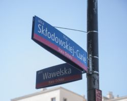 Tablice z nazwami ulic Wawelska i Marii Skłodowskiej Curie.