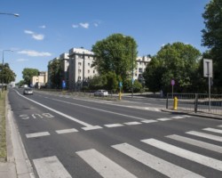 Przejście dla pieszych na ulicy Wawelskiej, obok Skłodowskiej - Curie.