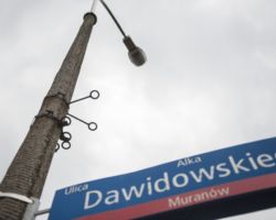 Nowa latarnia na ul. Dawidowskiego widziana od dołu, wraz z tablicą z nazwą ulicy.