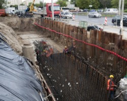 Budowa wjazdu dla pieszych do przejścia podziemnego przy Dworcu Zachodnim.