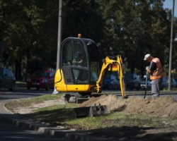 Koparka obok latarnii na ul. Alka Dawidowskiego.