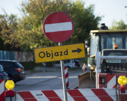 Znak drogowy wskazujący objazd ulicy Lektykarskiej.