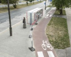 Droga rowerowa znajdująca się za przystankiem autobusowym "Kostrzewskiego".