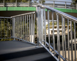 Nowe balustrady na schodach przy moście Łazienkowskim.