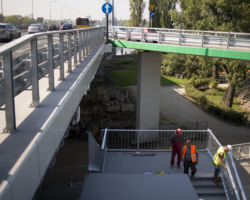 Robotnicy w trakcie budowy schodów przy moście Łazienkowskim.