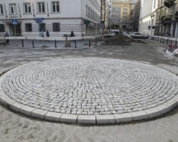 Środek ronda u zbiegu ulic Mokotowskiej i Koszykowej.