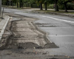 Zniszczona nawierzchnia ulicy Kinowej.