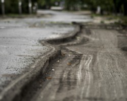 Zniszczona nawierzchnia ulicy Kinowej.