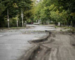 Zniszczona nawierzchnia ulicy Kinowej.