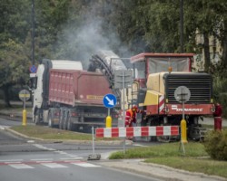 Maszyna frezuje nawierzchnię ulicy Kinowej.