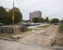 Ulica Wrocławska po zdjęciu starego chodnika.