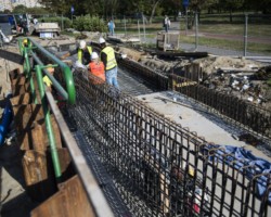 Troje kierowników na budowie przejścia podziemnego przy Dworcu Zachodnim.