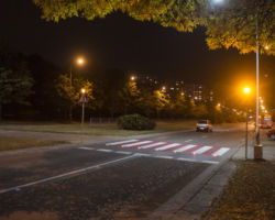 Przejście dla pieszych na ul. Kondratowicza widziane wieczorem.
