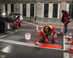 Robotnicy wyznaczają krawędzie śluzy rowerowej.