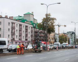 Robotnicy pracujący przy wymianie latarni na ul. Grochowskiej.