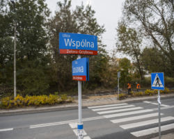 Skrzyżowanie tablic z nazwami ulic Wspólna i Szosowa.