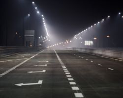 Nowy most Łazienkowski nocą.