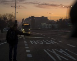 Jeden z pierwszych autobusów przejeżdza po otwartym moście.