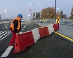 Robotnicy usuwają bariery na moście Łazienkowskim.