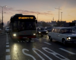 Autobus i samochody przejeżdżają przez wyremontowany most Łazienkowski.