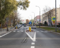 Przejście dla pieszych z azylami na ul. Olbrachta widziane od strony kierowcy.