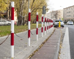 Słupki oddzielające chodnik od ulicy.