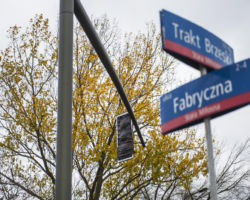 Skrzyżowanie tablic z nazwami ulic Fabryczna i Trakt Brzeski.